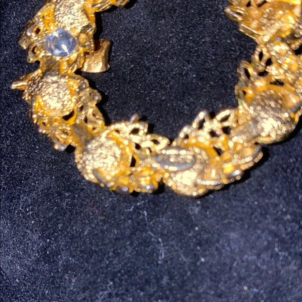 Vintage Weiss Christmas Wreath Elegant Gold With Blue and Red Brooch - Picture 3 of 6